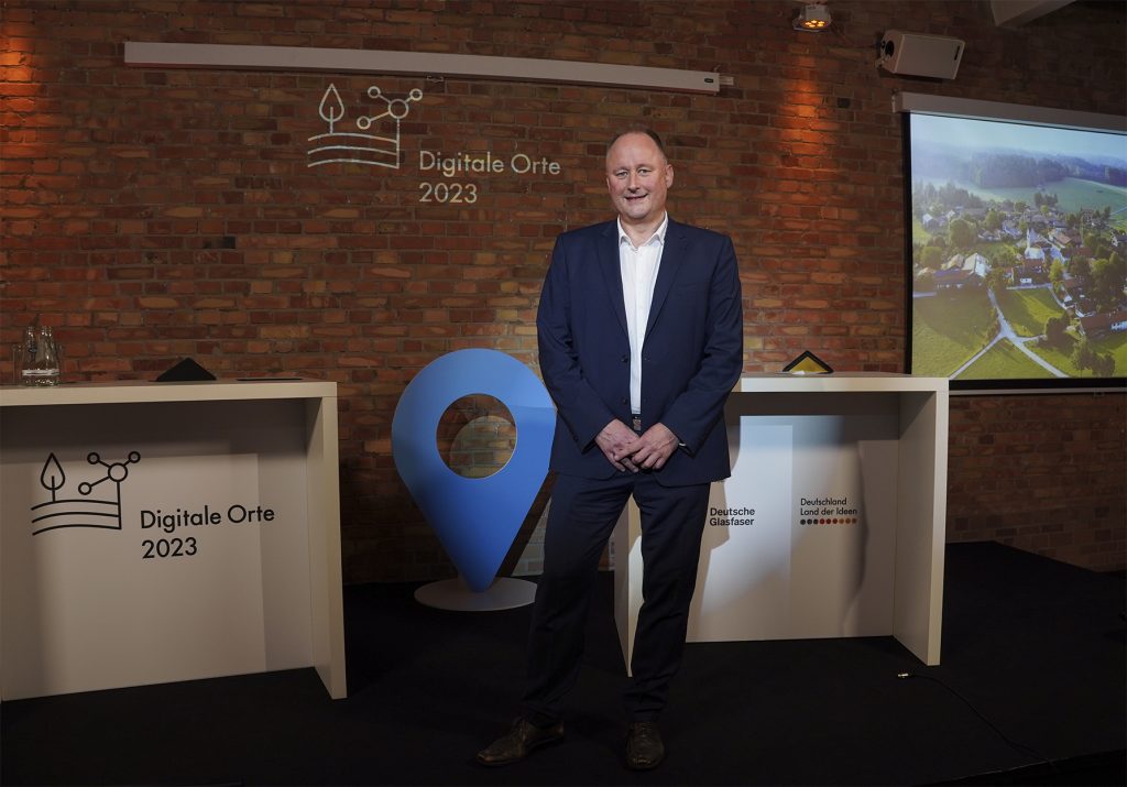 Jan Bose, Gründer und Geschäftsführer von Alpha-Omega Technology, nahm in Berlin den Preis des Innovationswettbewerbs „Digitale Orte im Land der Ideen“ für sein Modellprojekt SMARTinfeld entgegen 